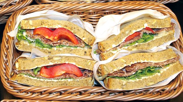 Die Stulle macht dem belegten Brötchen zwar keine Konkurrenz, kann aber bei einer ansprechenden Präsentation als Alternative mithalten. Die Stulle macht dem belegten Brötchen zwar keine Konkurrenz, kann aber bei einer ansprechenden Präsentation als Alternative mithalten.