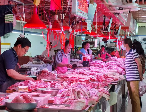 China erholt sich weiter von den Folgen der Afrikanischen Schwinepest. Die Produktion von Schweinefleisch wird in diesem Jahr dennoch das Ergebnis aus 2019 verfehlen. China erholt sich weiter von den Folgen der Afrikanischen Schwinepest. Die Produktion von Schweinefleisch wird in diesem Jahr dennoch das Ergebnis aus 2019 verfehlen.