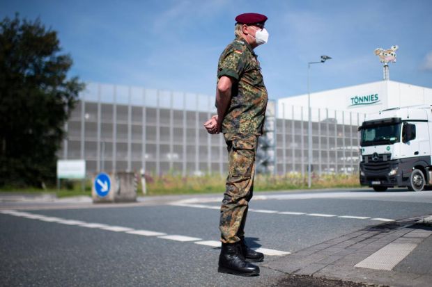 Das gab es bisher noch nicht in Deutschland: Die Bundeswehr bezieht Stellung auf dem Tönnies-Firmengelände und unterstützt den Katastrophenschutz des Landes Nordrhein-Westfalen bei den Reihentestungen der Schlachthof-Mitarbeiter auf das Coronavirus. Das gab es bisher noch nicht in Deutschland: Die Bundeswehr bezieht Stellung auf dem Tönnies-Firmengelände und unterstützt den Katastrophenschutz des Landes Nordrhein-Westfalen bei den Reihentestungen der Schlachthof-Mitarbeiter auf das Coronavirus.