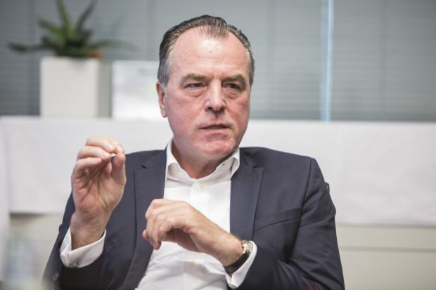 Clemens Tönnies möchte bis Jahresende alle Werkvertragsarbeiter in den Kernbereichen fest anstellen. Clemens Tönnies möchte bis Jahresende alle Werkvertragsarbeiter in den Kernbereichen fest anstellen.