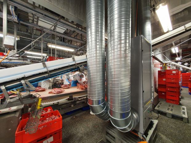 Beri Tönnies wurden nach dem Corona-Ausbruch im Bereich der Fleischzerlegung Filter installiert um die Viruslast in der Luft zu reduzieren. Beri Tönnies wurden nach dem Corona-Ausbruch im Bereich der Fleischzerlegung Filter installiert um die Viruslast in der Luft zu reduzieren.