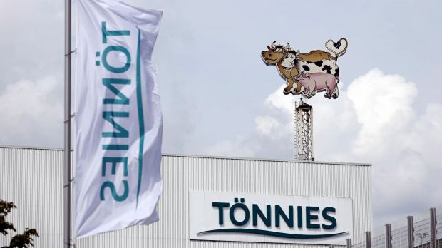 Tönnies hat in Großbritannien zur Vorbereitung auf den Brexit in den Aufbau eigener Produktionskapazitäten investiert. Tönnies hat in Großbritannien zur Vorbereitung auf den Brexit in den Aufbau eigener Produktionskapazitäten investiert.