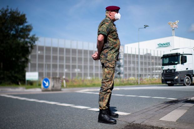 Die Bundeswehr unterstützt die Behörden im Landkreis Gütersloh bei den Coronatests der Tönnies-Mitarbeiter. Die Bundeswehr unterstützt die Behörden im Landkreis Gütersloh bei den Coronatests der Tönnies-Mitarbeiter.