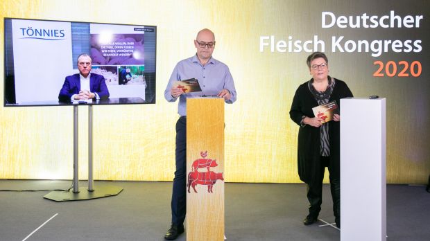 Clemens Tönnies - hier im Gespräch mit Renate Kühlcke und Dirk Lenders - hofft, dass sich der Schweinestau bald auflöst, fürchtet aber kurzfristig weiter fallende Erzeugerpreise. Clemens Tönnies - hier im Gespräch mit Renate Kühlcke und Dirk Lenders - hofft, dass sich der Schweinestau bald auflöst, fürchtet aber kurzfristig weiter fallende Erzeugerpreise.