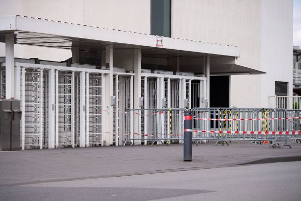 Bei Tönnies dürfen zunächst die Beschäftigten in der Verwaltung ihre Arbeit wieder aufnehmen. Bei Tönnies dürfen zunächst die Beschäftigten in der Verwaltung ihre Arbeit wieder aufnehmen.