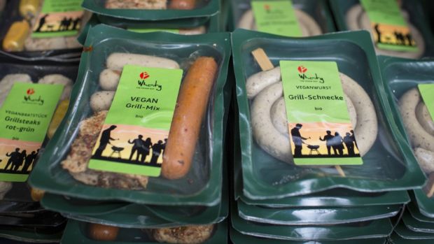 Die französische Nationalversammlung hat einen Gesetzesvorschlag verabschiedet, wonach Fleischbezeichnungen für Veggie-Produkte – etwa "vegane Sojawurst" – verboten sind. Die französische Nationalversammlung hat einen Gesetzesvorschlag verabschiedet, wonach Fleischbezeichnungen für Veggie-Produkte – etwa "vegane Sojawurst" – verboten sind.