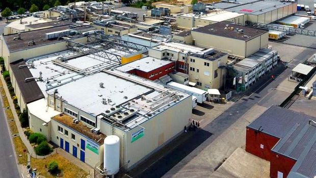 Nach einem Corona-Ausbruch unter Mitarbeitern des Tönnies-Schlachthofs in Sögel hat der Kreis Emsland die Schließung des Standorts für 22 Tage verfügt. Nach einem Corona-Ausbruch unter Mitarbeitern des Tönnies-Schlachthofs in Sögel hat der Kreis Emsland die Schließung des Standorts für 22 Tage verfügt.
