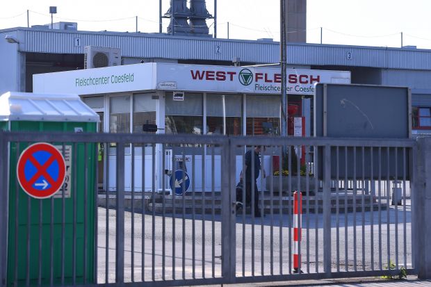 Der Standort von Westfleisch in Coesfeld wird vorübergehend geschlossen. In dem Schlachtbetrieb wurden bisher 191 Mitarbeiter positiv getestet. Der Standort von Westfleisch in Coesfeld wird vorübergehend geschlossen. In dem Schlachtbetrieb wurden bisher 191 Mitarbeiter positiv getestet.