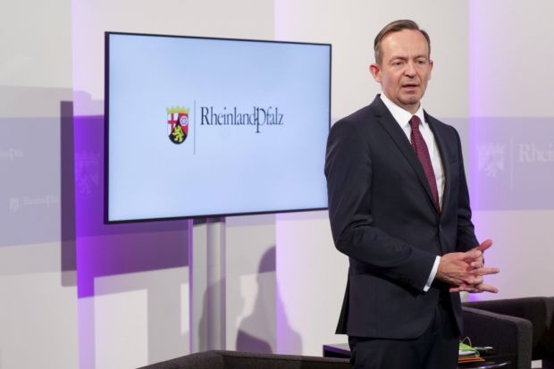 Dr. Volker Wissing ist Landesminister für Wirtschaft, Verkehr, Landwirtschaft und Weinbau sowie stellvertretender Ministerpräsident des Landes Rheinland-Pfalz. Dr. Volker Wissing ist Landesminister für Wirtschaft, Verkehr, Landwirtschaft und Weinbau sowie stellvertretender Ministerpräsident des Landes Rheinland-Pfalz.