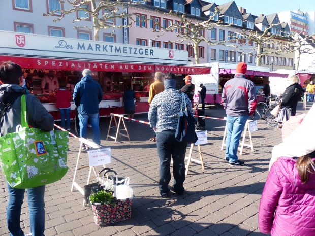 Abstand halten: Die Metzger auf den Wochenmärkten sorgen vor - wie hier in Hanau. Ansonsten gilt: Karfreitag und Ostern bleiben die Geschäfte geschlossen. Abstand halten: Die Metzger auf den Wochenmärkten sorgen vor - wie hier in Hanau. Ansonsten gilt: Karfreitag und Ostern bleiben die Geschäfte geschlossen.