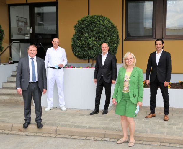 Exkursion in die Wuirstherstellung (von links): Max Straubinger (MdB), Wolf-Geschäftsführer Bernhard Oeller, Lars Stiefvater (Personaldienstleister), Barbara Regitz (MdL), Heiko Greulich (Fachanwalt Arbeitsgemeinschaft Werkverträge und Zeitarbeit). Exkursion in die Wuirstherstellung (von links): Max Straubinger (MdB), Wolf-Geschäftsführer Bernhard Oeller, Lars Stiefvater (Personaldienstleister), Barbara Regitz (MdL), Heiko Greulich (Fachanwalt Arbeitsgemeinschaft Werkverträge und Zeitarbeit).