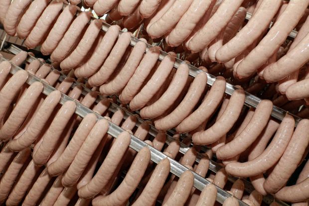 Nach Meinung der Unionsfraktion im Bundestag muss im Bereich der Fleischverarbeitung ein flexibler Umgang mit Auftragsspitzen weiterhin möglich sein. Nach Meinung der Unionsfraktion im Bundestag muss im Bereich der Fleischverarbeitung ein flexibler Umgang mit Auftragsspitzen weiterhin möglich sein.