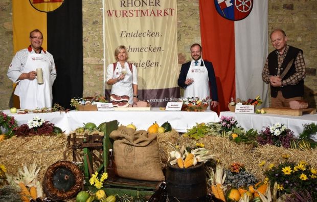 Der traditionelle Wurstanschnitt krönte den diesjährigen virtuellen Wurstmarkt: zwar im kleinen Kreis, aber vor laufender Kamera für die bundesweite Fangemeinde. Die Messer führten (von links) Metzgermeister Anton Koob, die stellvertretende Landrätin Eva Böhm sowie Bürgermeister Steffen Malzer. Über den Erfolg freut sich auch Michael Geier, Biosphärenreservat Rhön. Der traditionelle Wurstanschnitt krönte den diesjährigen virtuellen Wurstmarkt: zwar im kleinen Kreis, aber vor laufender Kamera für die bundesweite Fangemeinde. Die Messer führten (von links) Metzgermeister Anton Koob, die stellvertretende Landrätin Eva Böhm sowie Bürgermeister Steffen Malzer. Über den Erfolg freut sich auch Michael Geier, Biosphärenreservat Rhön.