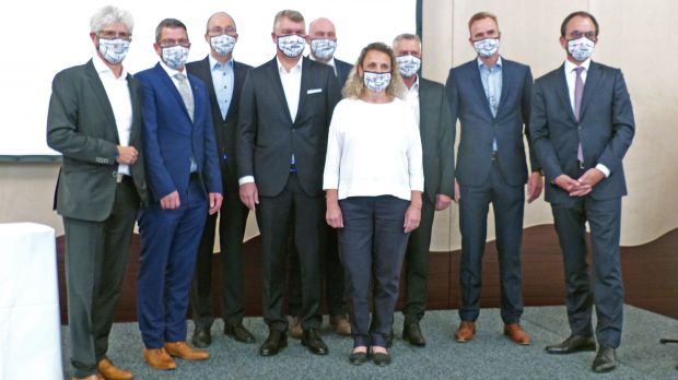 Vorstand und Aufsichtsrat der Zentrag gingen mit Nasen-Mund-Schutz in die konstituierende Sitzung. Vorstand und Aufsichtsrat der Zentrag gingen mit Nasen-Mund-Schutz in die konstituierende Sitzung.