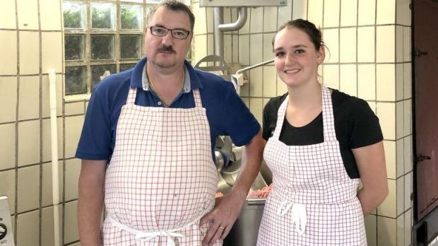 Sympathisches Chef-Azubi-Gespann: Reinhold Monzel erkannte und förderte Michelle Zirras Talent und ihre Begeisterung für den Fleischerberuf schon sehr früh. Sympathisches Chef-Azubi-Gespann: Reinhold Monzel erkannte und förderte Michelle Zirras Talent und ihre Begeisterung für den Fleischerberuf schon sehr früh.