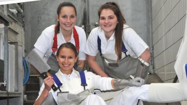 Im Alltag und in der Produktion: Katrin Gössl, Theresa Hügle und Melissa Meloncelli (oberes Foto von links) sind immer mit Spaß dabei. Im Alltag und in der Produktion: Katrin Gössl, Theresa Hügle und Melissa Meloncelli (oberes Foto von links) sind immer mit Spaß dabei.