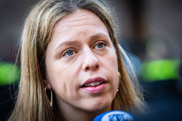 Carola Schouten verweist auf die EU-Verordnung über den Schutz von Tieren zum Zeitpunkt der Tötung. Carola Schouten verweist auf die EU-Verordnung über den Schutz von Tieren zum Zeitpunkt der Tötung.