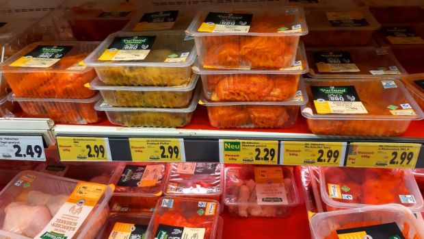 Verbraucher sollen für mehr Tierwohl höhere Preise zahlen. Unklar ist noch, wie das Geld eingenommen und verteilt wird. Verbraucher sollen für mehr Tierwohl höhere Preise zahlen. Unklar ist noch, wie das Geld eingenommen und verteilt wird.