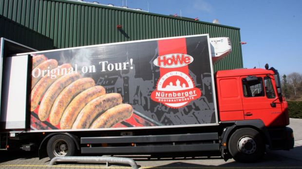 Die HoWe Wurstwaren verarbeitet nach eigenen Angaben zu 80 Prozent deutsches und zu 20 Prozent dänisches Schweinefleisch. Die HoWe Wurstwaren verarbeitet nach eigenen Angaben zu 80 Prozent deutsches und zu 20 Prozent dänisches Schweinefleisch.