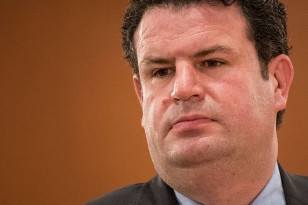 Hubertus Heil will „die Unternehmer zu zwingen, ihre Verantwortung für ihre Beschäftigten endlich zu übernehmen". Hubertus Heil will „die Unternehmer zu zwingen, ihre Verantwortung für ihre Beschäftigten endlich zu übernehmen".