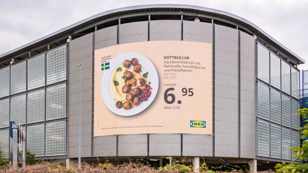 Das erklärte Ziel von Ikea ist es, durch die Einführung des Plantbullar die Menge der verkauften Köttbullar in Zukunft zu reduzieren. Das erklärte Ziel von Ikea ist es, durch die Einführung des Plantbullar die Menge der verkauften Köttbullar in Zukunft zu reduzieren.