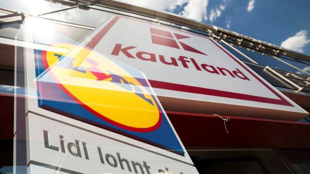 Die Schwarz-Gruppe (Lidl und Kaufland) hatte der Initiative Tierwohl vor dem Hintergrund der aktuell schwierigen Situation der Schweinehalter zusätzlich 50 Mio. Euro zur Verfügung gestellt. Die Schwarz-Gruppe (Lidl und Kaufland) hatte der Initiative Tierwohl vor dem Hintergrund der aktuell schwierigen Situation der Schweinehalter zusätzlich 50 Mio. Euro zur Verfügung gestellt.