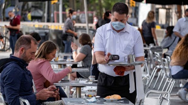 In vielen Restaurants bleiben trotz der durch die Abstandsregeln verringerten Kapazitäten Plätze frei. In vielen Restaurants bleiben trotz der durch die Abstandsregeln verringerten Kapazitäten Plätze frei.