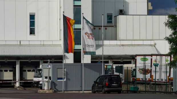 Am Standort Weißenfels in Sachsen-Anhalt gibt es nun rund 2.200 Mitarbeiter, von denen etwa die Hälfte in den vergangenen Monaten fest angestellt wurde. Am Standort Weißenfels in Sachsen-Anhalt gibt es nun rund 2.200 Mitarbeiter, von denen etwa die Hälfte in den vergangenen Monaten fest angestellt wurde.
