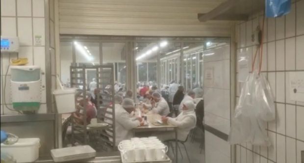 Das Video zeigt, dass der Sicherheitsabstand von 1,5 Metern nicht eingehalten wurde. Das Video zeigt, dass der Sicherheitsabstand von 1,5 Metern nicht eingehalten wurde.