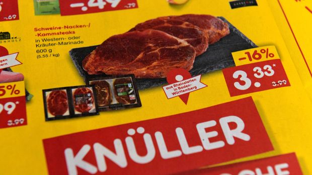 Ernährungsministerin Julia Klöckner will die Bewerbung von Fleisch mit niedrigen Preisen gesetzlich unterbinden. Ernährungsministerin Julia Klöckner will die Bewerbung von Fleisch mit niedrigen Preisen gesetzlich unterbinden.