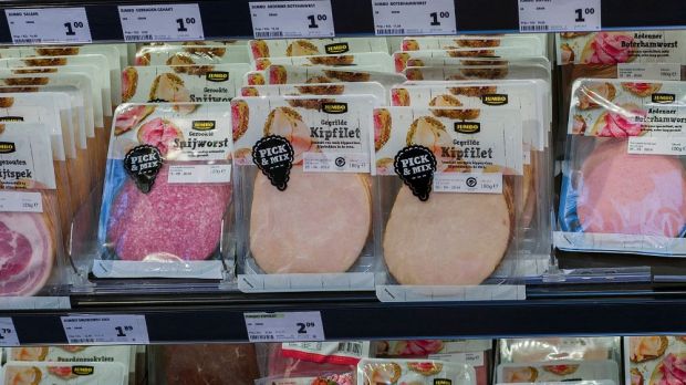 Die niederländische Fleischbranche will höhere Erlöse am Markt durchsetzen und wehrt sich gegen staatliche Eingriffe bei der Preisgestaltung. Die niederländische Fleischbranche will höhere Erlöse am Markt durchsetzen und wehrt sich gegen staatliche Eingriffe bei der Preisgestaltung.